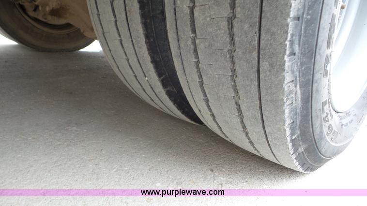 image for item J8391 2001 Chevrolet C6500 service truck with crane