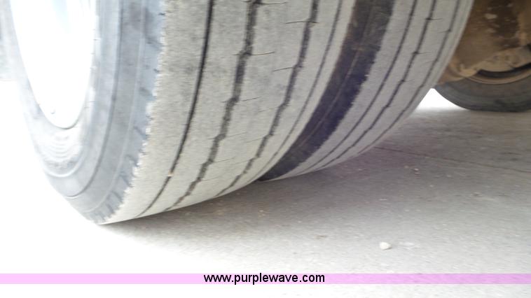 image for item J8391 2001 Chevrolet C6500 service truck with crane