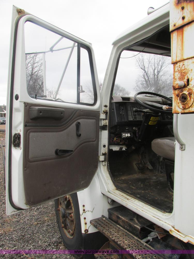 image for item K1253 1998 International 4700 dump truck