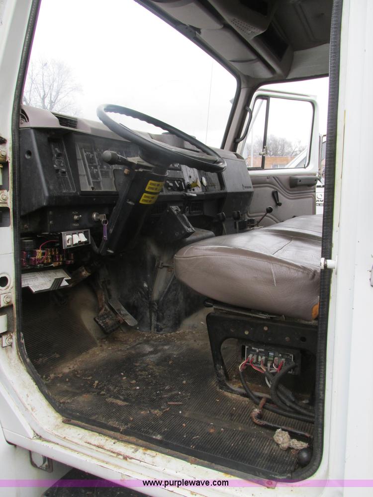 image for item K1253 1998 International 4700 dump truck