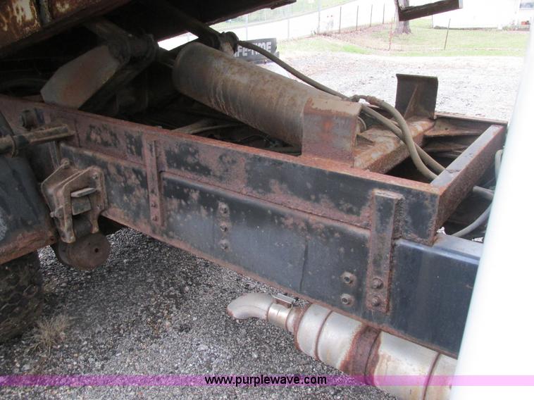 image for item K1253 1998 International 4700 dump truck