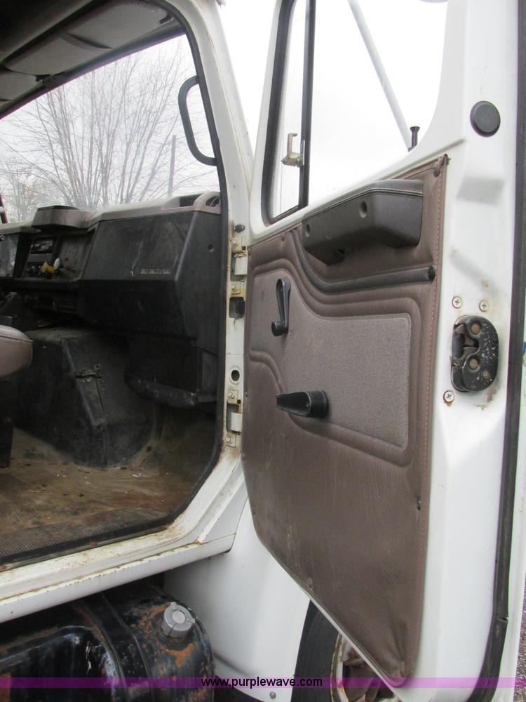 image for item K1253 1998 International 4700 dump truck