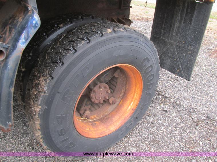 image for item K1253 1998 International 4700 dump truck