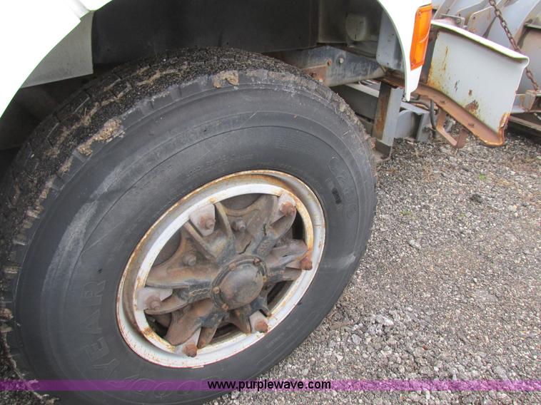 image for item K1253 1998 International 4700 dump truck