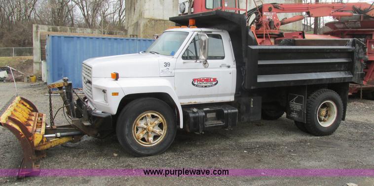 image for item K1255 1990 Ford F700 dump truck