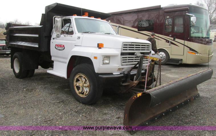 image for item K1255 1990 Ford F700 dump truck