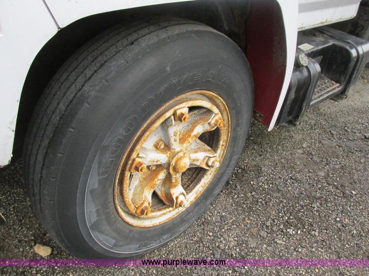 image for item K1255 1990 Ford F700 dump truck