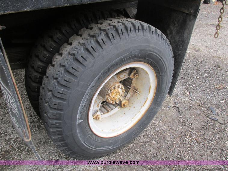 image for item K1255 1990 Ford F700 dump truck