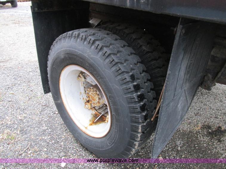 image for item K1255 1990 Ford F700 dump truck