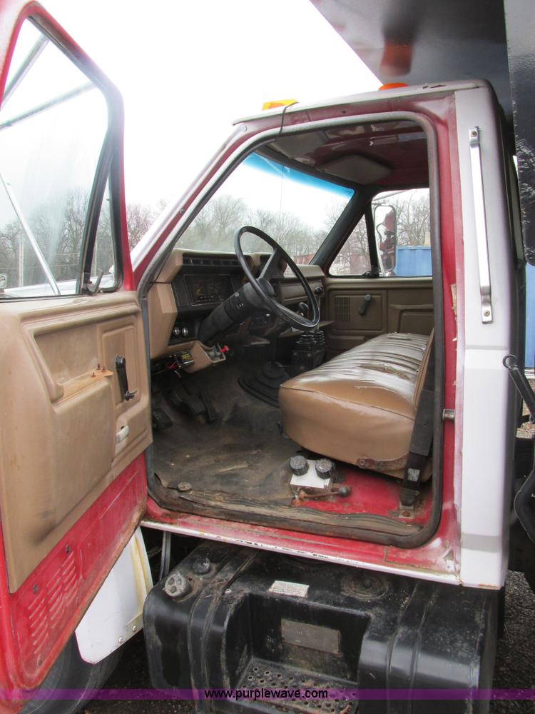image for item K1255 1990 Ford F700 dump truck