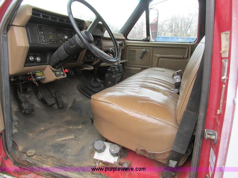 image for item K1255 1990 Ford F700 dump truck