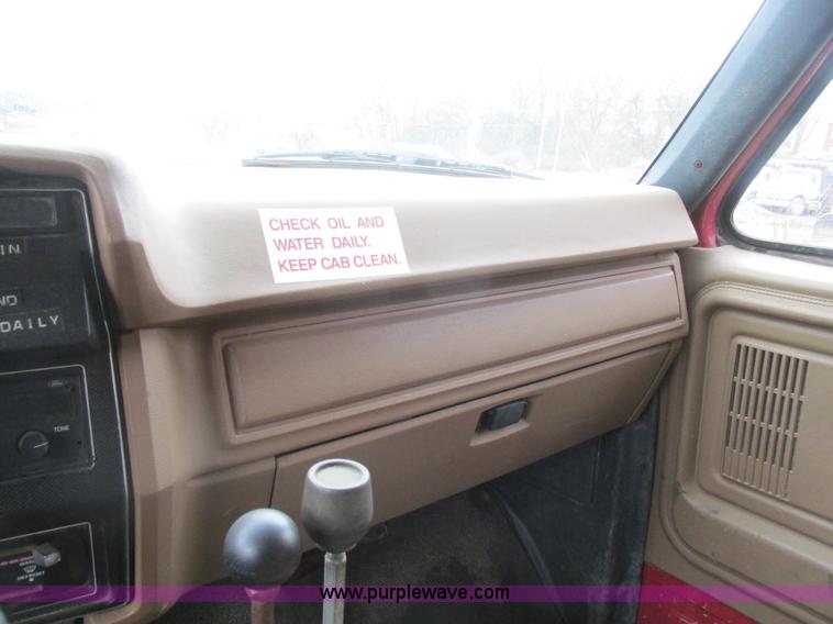 image for item K1255 1990 Ford F700 dump truck