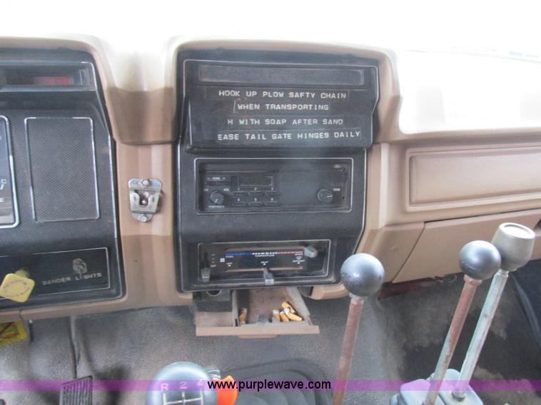 image for item K1255 1990 Ford F700 dump truck