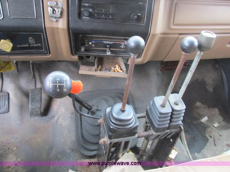 image for item K1255 1990 Ford F700 dump truck