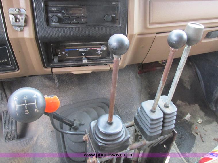 image for item K1255 1990 Ford F700 dump truck