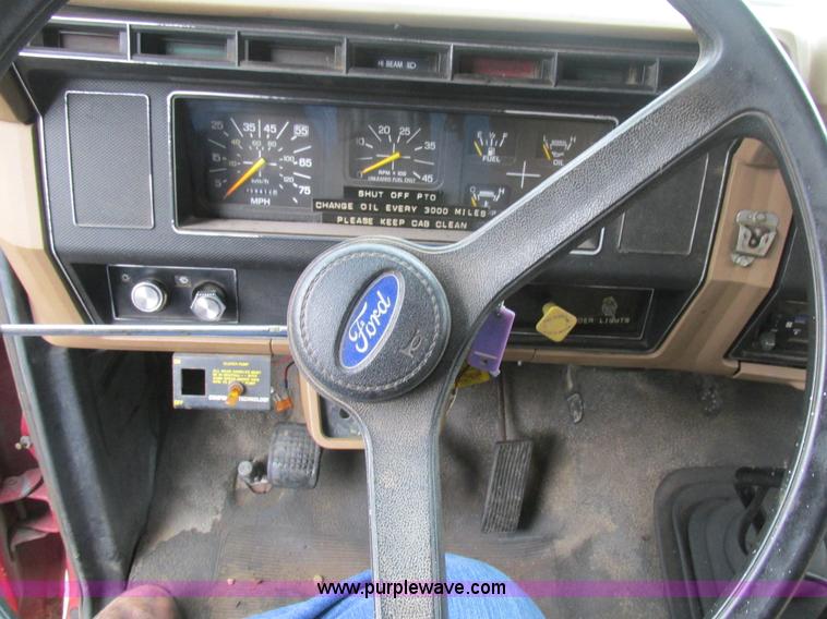 image for item K1255 1990 Ford F700 dump truck