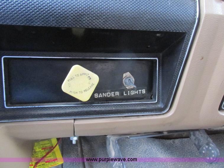 image for item K1255 1990 Ford F700 dump truck