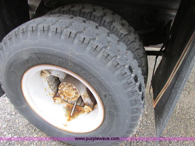 image for item K1255 1990 Ford F700 dump truck