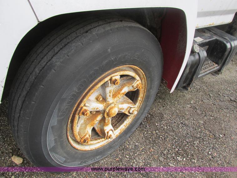 image for item K1255 1990 Ford F700 dump truck