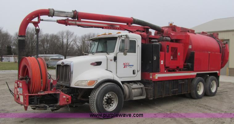 image for item L1977 2006 Peterbilt 335 vacuum truck