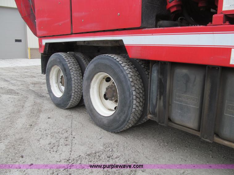 image for item L1977 2006 Peterbilt 335 vacuum truck