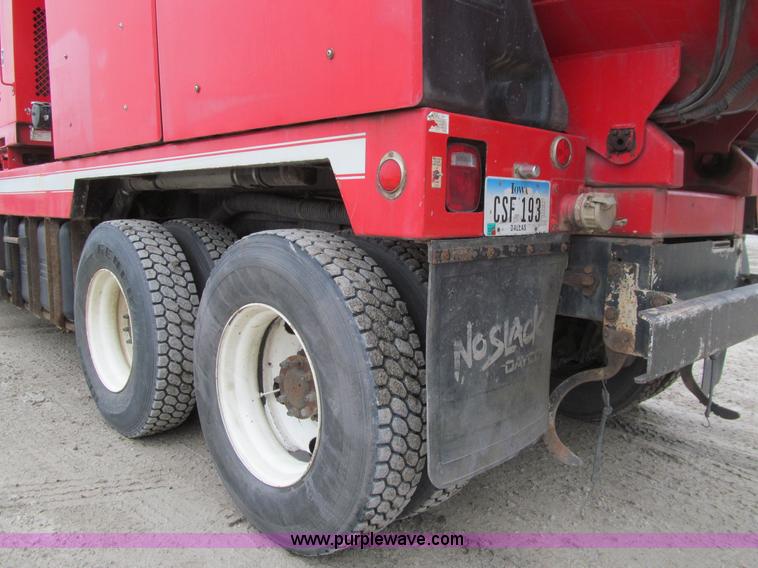 image for item L1977 2006 Peterbilt 335 vacuum truck