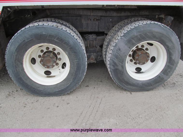 image for item L1977 2006 Peterbilt 335 vacuum truck