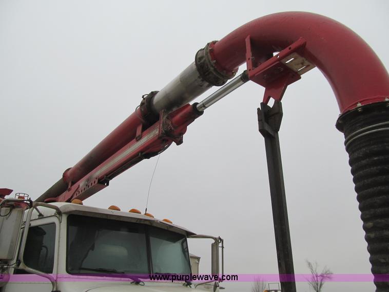 image for item L1977 2006 Peterbilt 335 vacuum truck