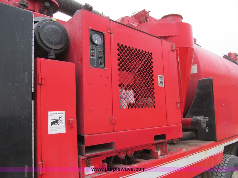 image for item L1977 2006 Peterbilt 335 vacuum truck