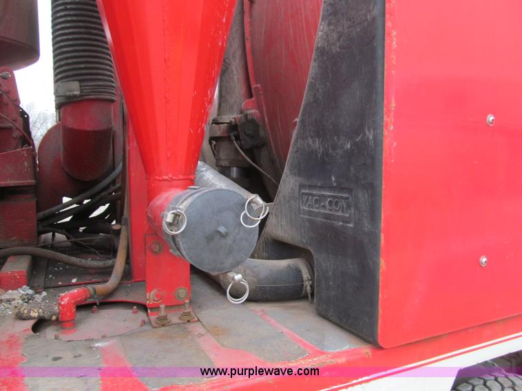 image for item L1977 2006 Peterbilt 335 vacuum truck