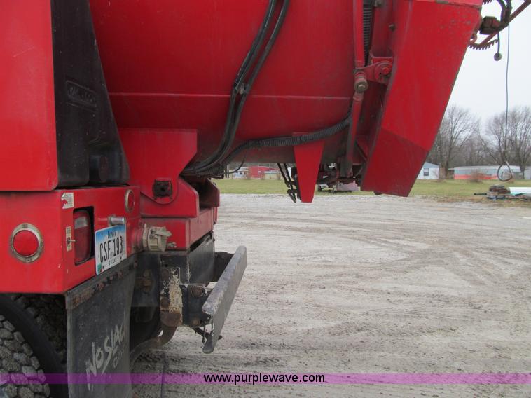 image for item L1977 2006 Peterbilt 335 vacuum truck