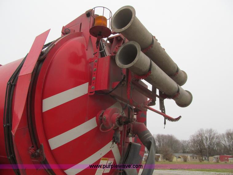 image for item L1977 2006 Peterbilt 335 vacuum truck