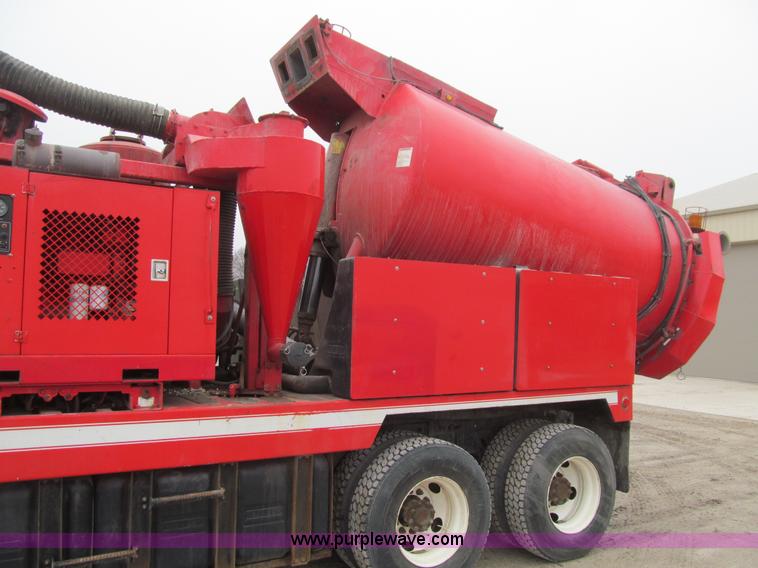 image for item L1977 2006 Peterbilt 335 vacuum truck