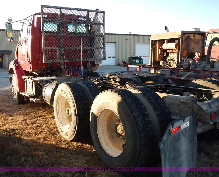 image for item L3609 1999 Sterling LT9500 semi truck