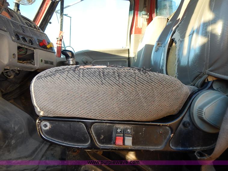 image for item L3609 1999 Sterling LT9500 semi truck