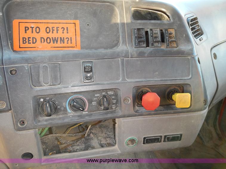 image for item L3609 1999 Sterling LT9500 semi truck