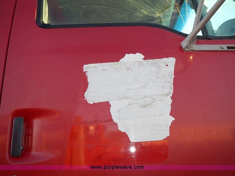 image for item L3609 1999 Sterling LT9500 semi truck