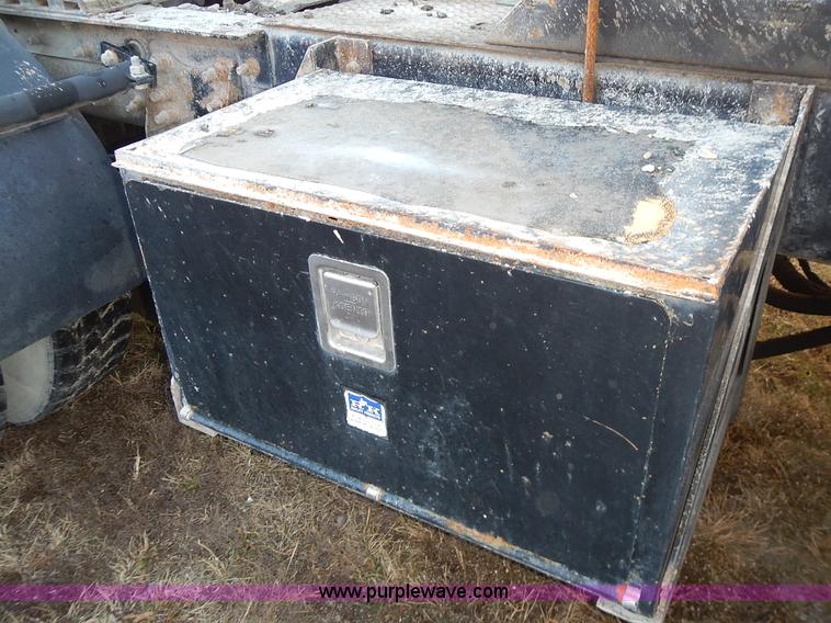 image for item L3609 1999 Sterling LT9500 semi truck