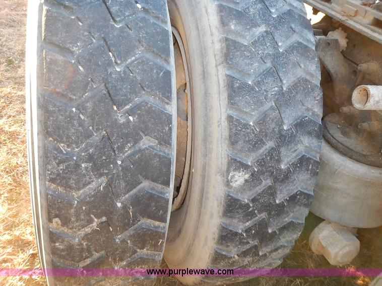 image for item L3609 1999 Sterling LT9500 semi truck