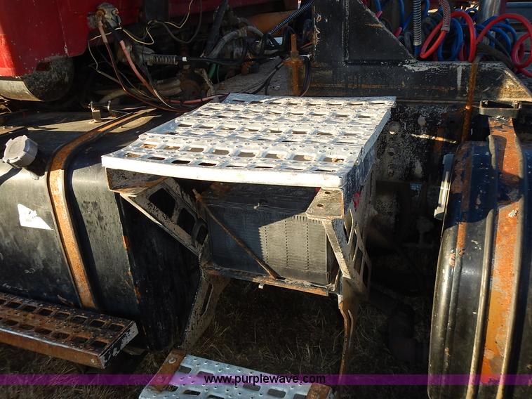 image for item L3609 1999 Sterling LT9500 semi truck