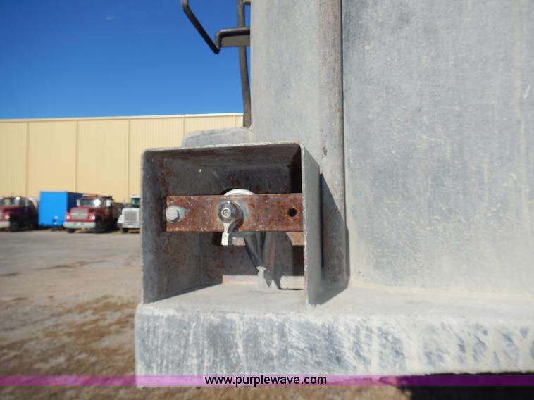 image for item L3625 1993 Hilbilt end dump trailer