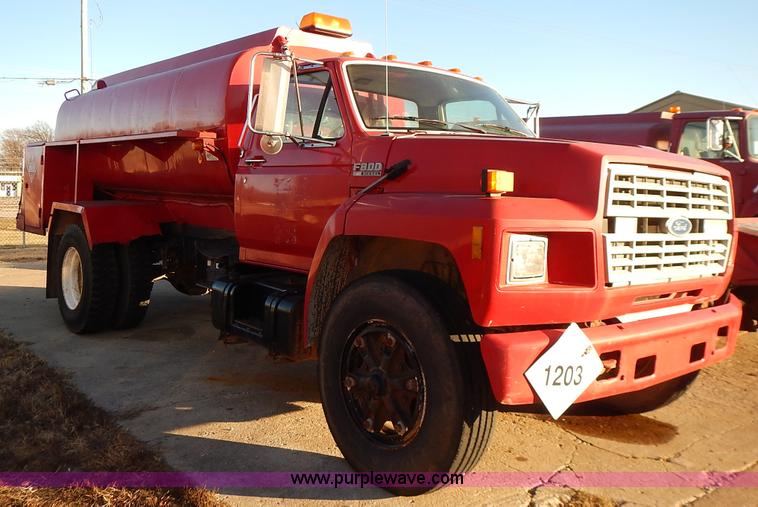 image for item L3627 1991 Ford F800 tank truck