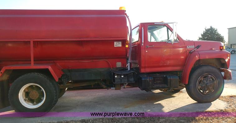 image for item L3627 1991 Ford F800 tank truck