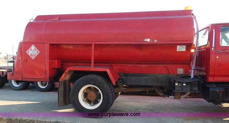 image for item L3627 1991 Ford F800 tank truck