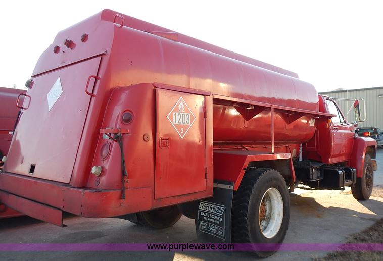 image for item L3627 1991 Ford F800 tank truck