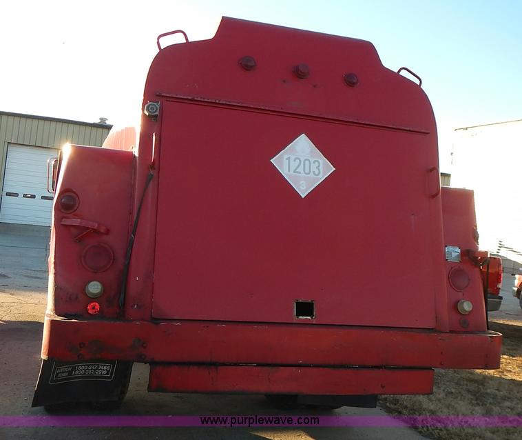 image for item L3627 1991 Ford F800 tank truck