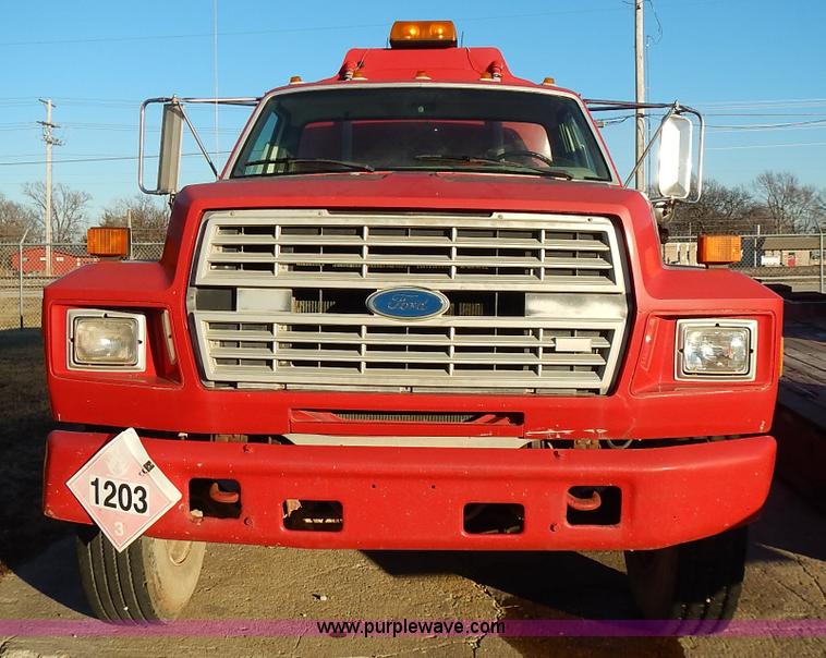 image for item L3627 1991 Ford F800 tank truck