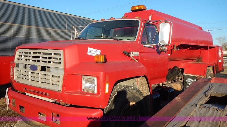 image for item L3627 1991 Ford F800 tank truck
