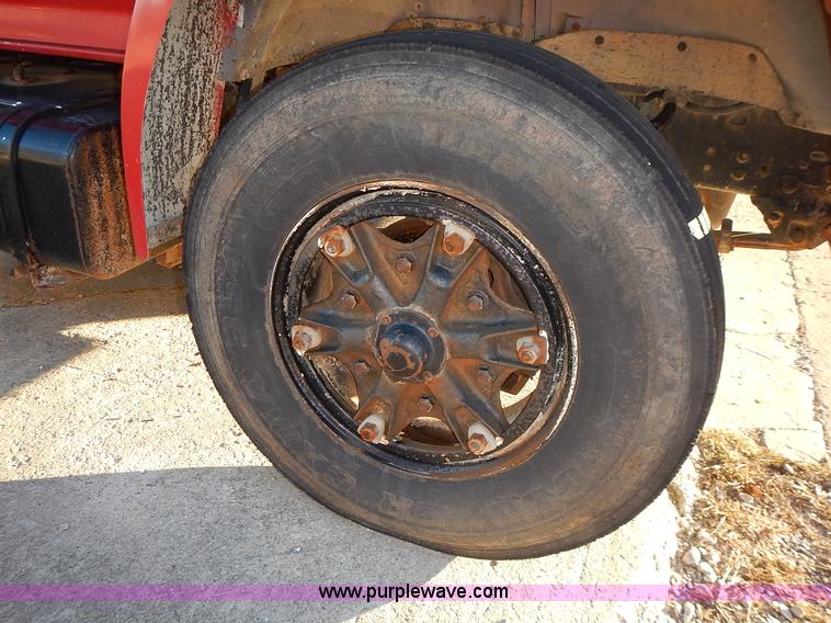 image for item L3627 1991 Ford F800 tank truck