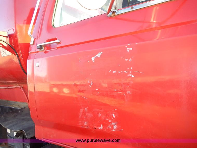 image for item L3627 1991 Ford F800 tank truck